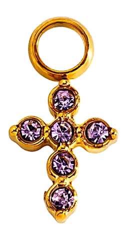 Charm Croix lilas en acier inoxydable, vu de près